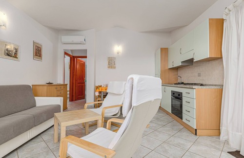Schifoni House | Holiday Home 'Trilocale Con Vista Tavolara' with Mountain View, Private Terrace and Air Conditioning