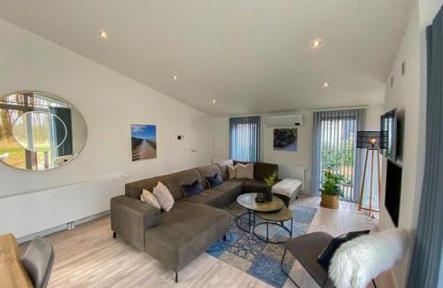 Wemeldinge House | Holiday Home Vakantiehuis Ruisweg 97 by Interhome