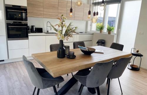Wemeldinge House | Holiday Home Vakantiehuis Ruisweg 97 by Interhome
