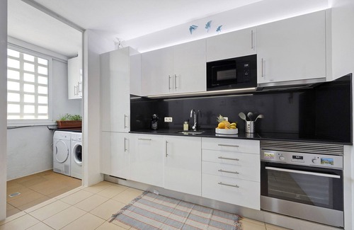 Alporchinhos House | Holiday Home 'Villa Roxana' with Sea View, Wi-Fi and Air Conditioning