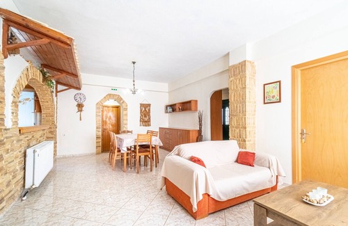 Marathias House | Holiday Home 'Villa Theo' with Mountain View, Wi-Fi and Air Conditioning