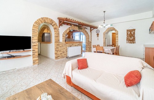 Marathias House | Holiday Home 'Villa Theo' with Mountain View, Wi-Fi and Air Conditioning
