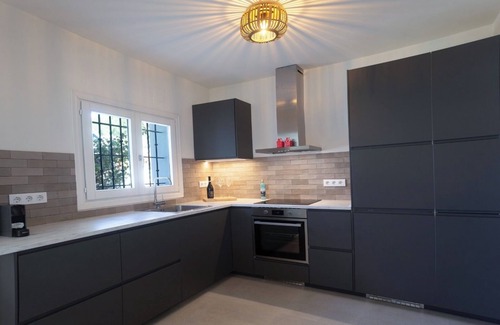 Pedreguer House | Holiday Home 'Villa Vino' with Mountain View, Wi-Fi and Air Conditioning
