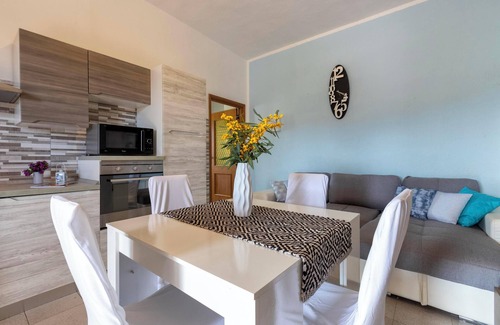 Palmadula House | Holiday Home 'Villetta I Pitosfori' with Terrace, Garden & Wi-Fi