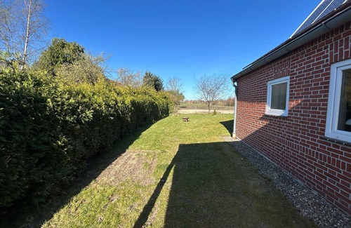 Ihlow House | Holiday Home 'Weißer Friese' with Private Terrace, Shared Garden and Wi-Fi