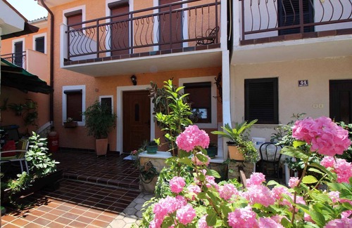 Brulo House | Holiday home with garden terrace and air conditioning