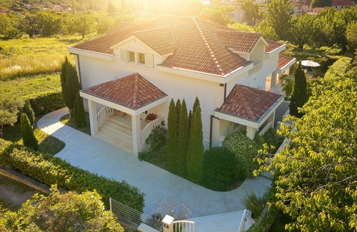 Zrnovnica House | Holiday home with heated pool near Split
