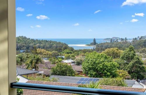 Wamberal House | Holiday Home with Ocean Views Wamberal