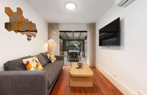 Millers Point Apartment | Holiday Home with Outdoor Area for 8 Guests
