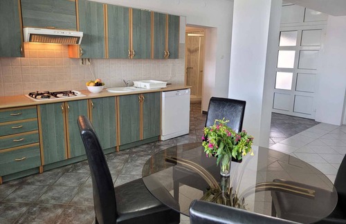 Ika House | Holiday home with sea view and pool