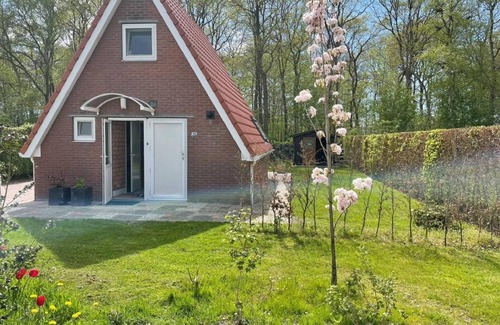Sint Nicolaasga House | Holiday House in Friesland with Garden