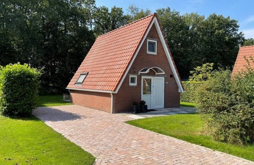 Sint Nicolaasga House | Holiday House in Friesland with Garden