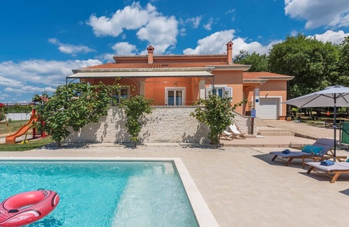 Tinjan House | Holiday House Tana with Private Pool and garden