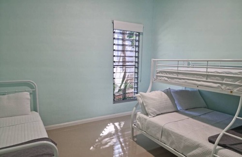 Eimeo House | Holiday house walking distance to the beach, private pool and parking