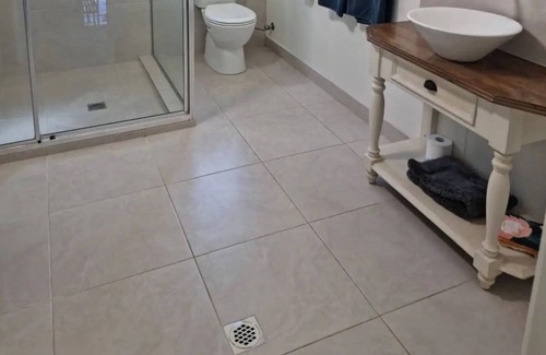Eimeo House | Holiday house walking distance to the beach, private pool and parking