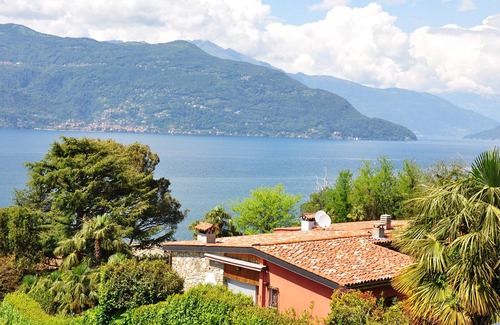 Villaggio Belmonte House | Holiday house with fantastic lake view and large private garden near the lake