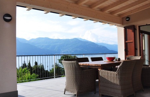 Villaggio Belmonte House | Holiday house with fantastic lake view and large private garden near the lake