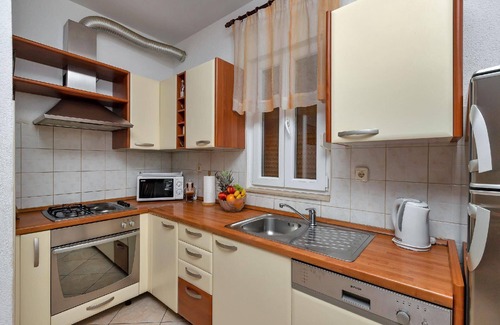 Rastovac House | Holiday house Zagvozd for 1 - 8 persons with 4 bedrooms - Row house