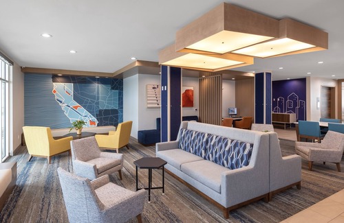 Harbor Hotel | Holiday Inn Express & Suites Hawaiian Gardens by IHG