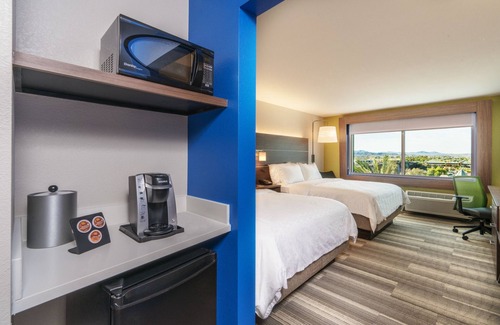 Lake Havasu City Hotel | Holiday Inn Express & Suites Lake Havasu - London Bridge by IHG