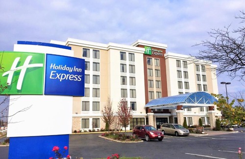 Arlington Heights Hotel | Holiday Inn Express Chicago NW - Arlington Heights by IHG