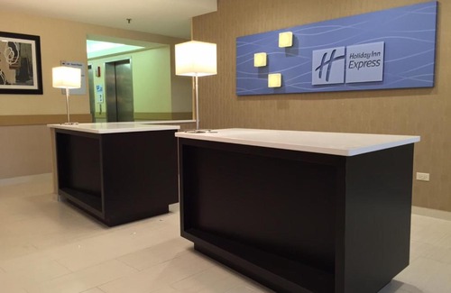 Arlington Heights Hotel | Holiday Inn Express Chicago NW - Arlington Heights by IHG