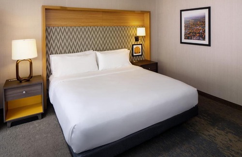 Charlottesville Hotel | Holiday Inn Express & Suites Charlottesville by IHG