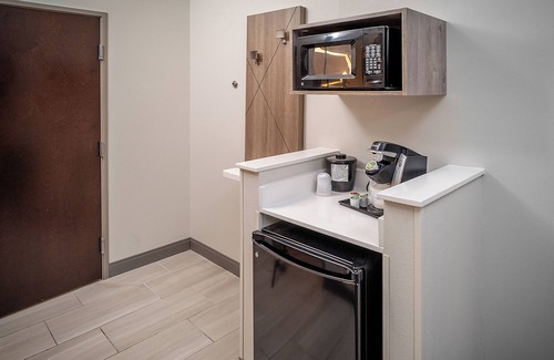 Kingmont Hotel | Holiday Inn Express and Suites Fairmont by IHG