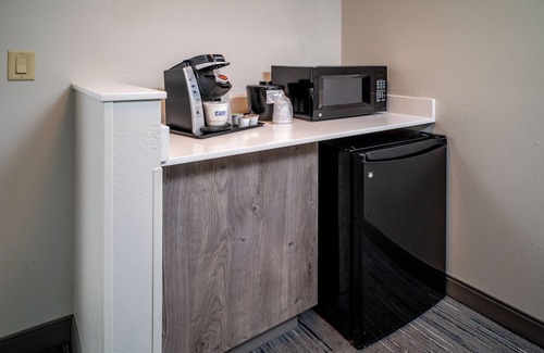Kingmont Hotel | Holiday Inn Express and Suites Fairmont by IHG