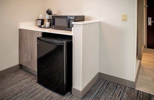 Kingmont Hotel | Holiday Inn Express and Suites Fairmont by IHG