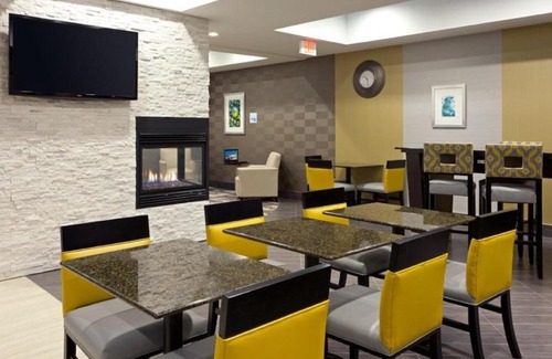 Batavia Hotel | Holiday Inn Express and Suites Batavia by IHG