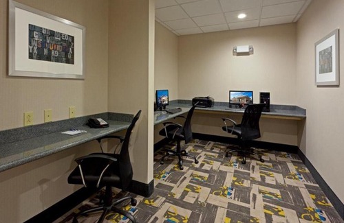 Batavia Hotel | Holiday Inn Express and Suites Batavia by IHG