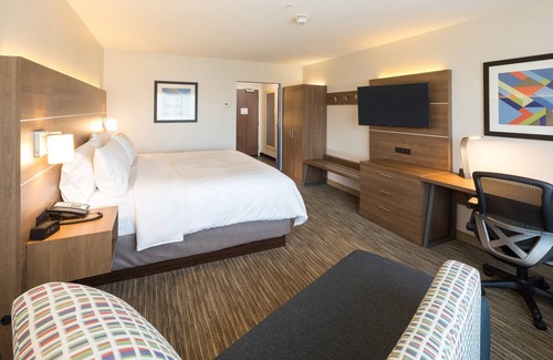 Kalamazoo Hotel | Holiday Inn Express and Suites Kalamazoo West by IHG