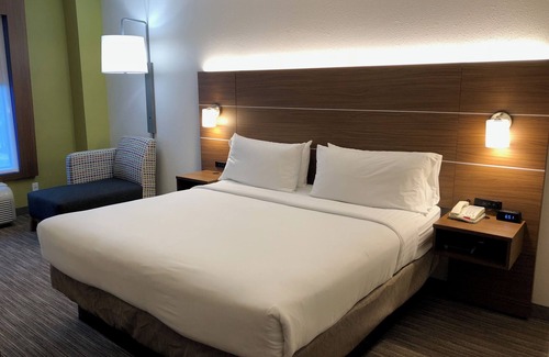 South Arlington Hotel | Holiday Inn Express Arlington by IHG