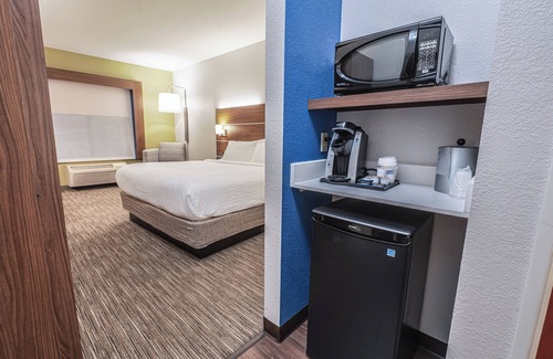 East Lansing Hotel | Holiday Inn Express Hotel & Suites East Lansing by IHG