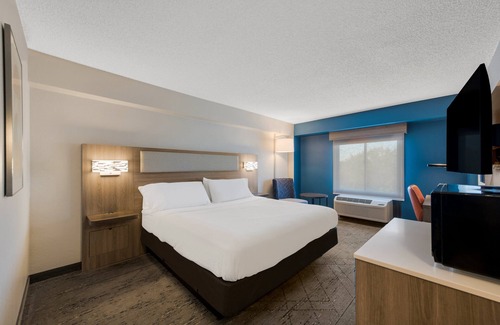 Coliseum Central Hotel | Holiday Inn Express Hampton - Coliseum Central by IHG