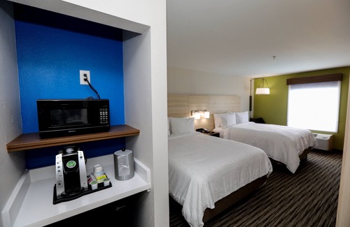 Hillsboro Hotel | Holiday Inn Express : Hillsboro I-35 by IHG
