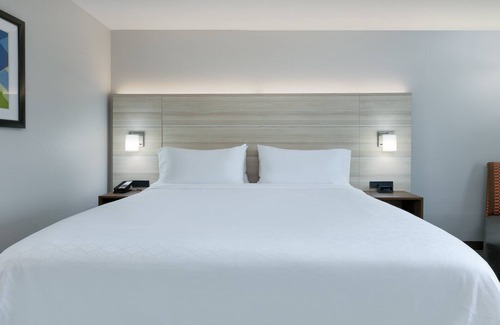 Hillsboro Hotel | Holiday Inn Express : Hillsboro I-35 by IHG