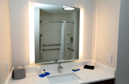 Hillsboro Hotel | Holiday Inn Express : Hillsboro I-35 by IHG