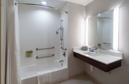 Talladega Hotel | Holiday Inn Express Hotel & Suites Talladega by IHG