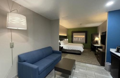 Ada Hotel | Holiday Inn Express Hotel and Suites Ada by IHG