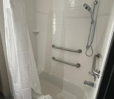Ada Hotel | Holiday Inn Express Hotel and Suites Ada by IHG