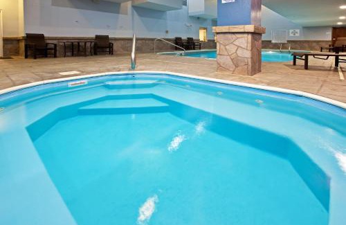 Bedford Hotel | Holiday Inn Express Hotel & Suites Bedford by IHG