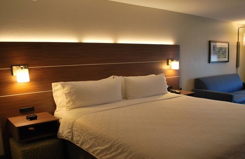 Carmel Hotel | Holiday Inn Express Hotel & Suites Indianapolis North Carmel by IHG