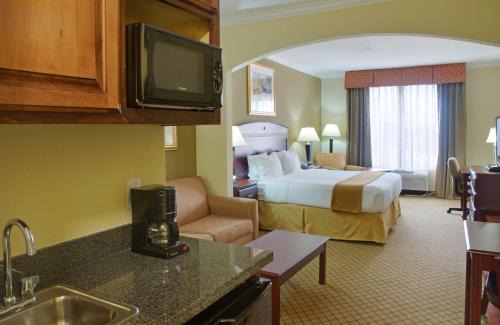 Winnie Hotel | Holiday Inn Express Hotel & Suites Winnie by IHG