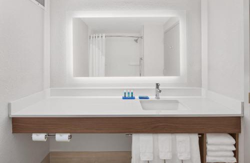 Byron Hotel | Holiday Inn Express Hotel & Suites Byron by IHG