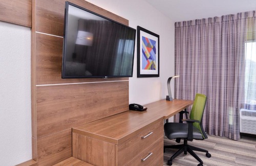 Elgin Hotel | Holiday Inn Express Hotel & Suites Elgin by IHG