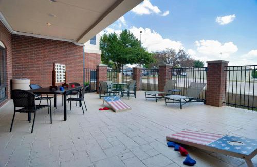 Hurst Hotel | Holiday Inn Express Hotel & Suites DFW West - Hurst by IHG