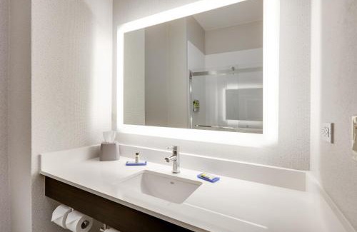 Cleburne Hotel | Holiday Inn Express Hotel & Suites Cleburne by IHG