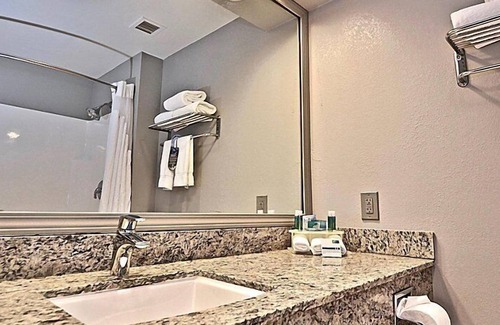 Cleveland Hotel | Holiday Inn Express Hotel & Suites Cleveland by IHG